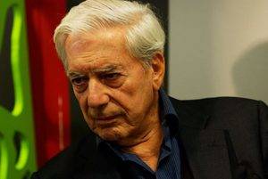Vargas Llosa y centenares de escritores peruanos rechazan indulto a Fujimori