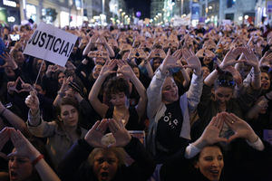 Los españoles salen a la calle por la igualdad con los partidos divididos 
