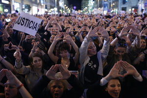 Los espa&#241;oles salen a la calle por la igualdad con los partidos divididos 