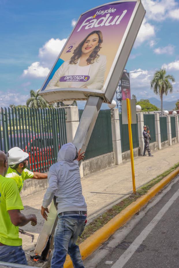 Vencido plazo otorgado Alcaldía inicia retiro publicidad política de las vallas