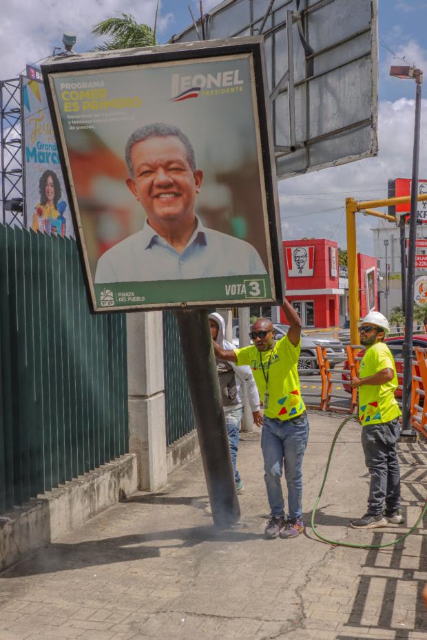 Vencido plazo otorgado Alcaldía inicia retiro publicidad política de las vallas