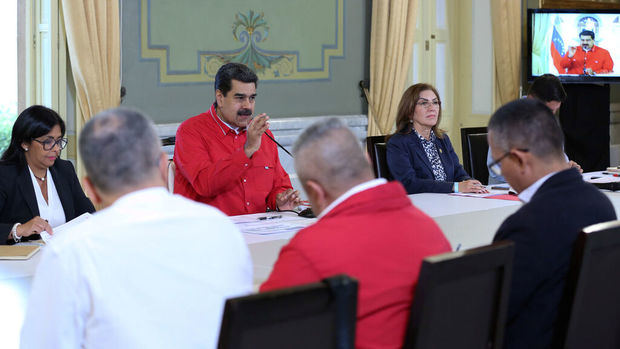 Nicolas Maduro habla durante reunión con miembros del gobierno.