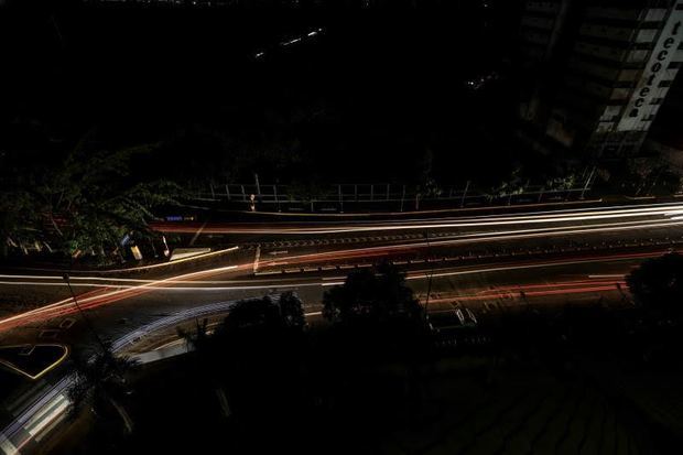 Cae la noche del lunes y Caracas está convertida en una boca de lobo. Han transcurrido más de cuatro horas de otro apagón generalizado que dejó sin funcionar sus semáforos y el sistema de transporte subterráneo. Según la versión oficial se trata de un nuevo 'ataque electromagnético'. 