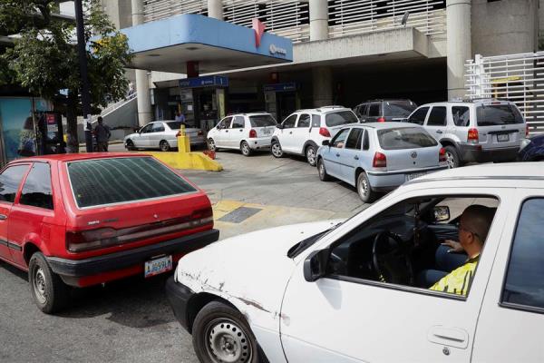 Conductores hacen fila para surtir de gasolina sus vehículos este lunes, en una estación de servicio de Caracas (Venezuela). .
