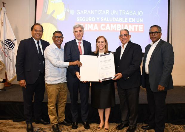 Ventura Serra y Ana Báez del Grupo Barceló reciben la certicación del Ministerio de Trabajo.