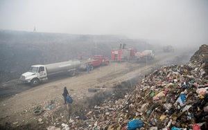 Continúa el fuego desatado el vertedero de Duquesa 