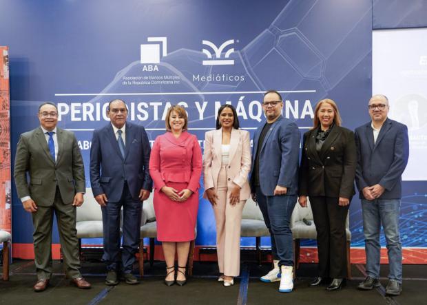 Víctor Bautista, Miguel Franjul, Rosanna Ruiz, Pamela Castillo, Alf Álvarez, Ana Bélgica Güichardo y Chris Corcino.