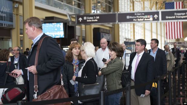 El Aeropuerto Nacional Ronald Reagan en Arlington, Virginia, se ve abarrotado de pasajeros durante el feriado del 4 de julio.