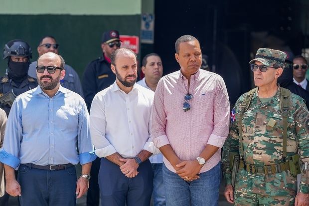 Viceministro Ramón Pérez, Erick Pérez Gerente Comercio Ilícito de Philip Morris Dominicana, Eddy Álcantara Proconsumidor y General Morfa.