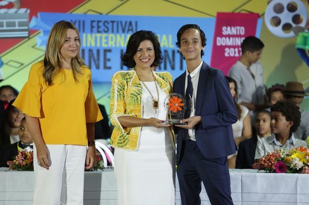 La doctora Margarita Cedeño premia las mejores producciones cinematográficas.