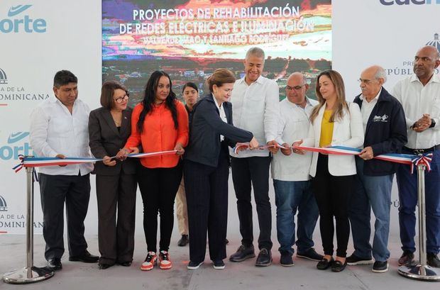 Vicepresidenta Raquel Peña en el corte de cita acto inaugural proyectos eléctricos Valverde y Santiago Rodríguez.