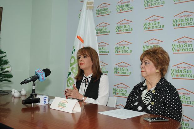 Yanira Fondeur de Hernández presidenta y Mildred de Sánchez Noble, secretaria.