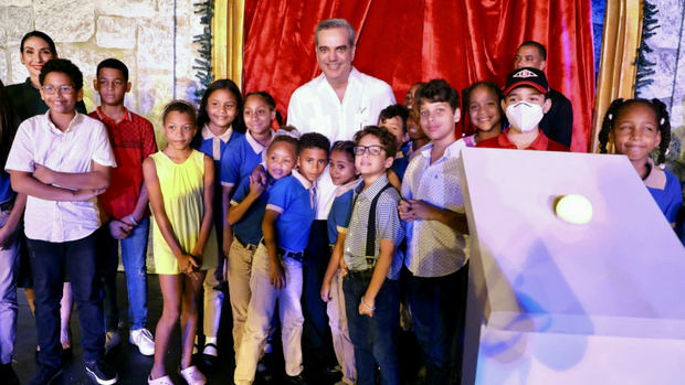Presidente Abinader junto a niños asistentes a la inauguración de “Villa Navidad”.