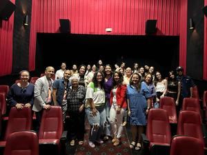 Violeta Lockhart, directora del documental y Alexandra Santana productora, junto al público asistente a la charla sobre “Los retos de hacer un documental guerrilla'.