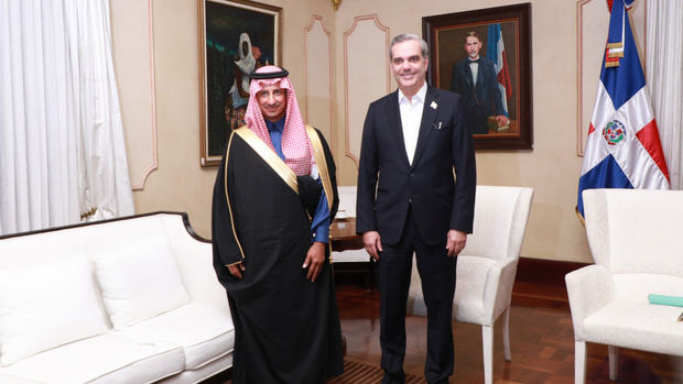El presidente Luis Abinader recibió la noche de este martes en el Palacio Nacional al ministro de Turismo y Desarrollo de Arabia Saudita, Al-Khateeb, para tener una reunión donde trataron temas de los planes de inversión de su país en la República Dominicana y de la petición de nuestro apoyo para la Expo 2030 en Arabia Saudita.
