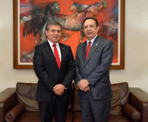 Gobernador Valdez Albizu recibe al nuevo embajador de Chile en RD