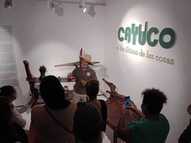 
Cayuco (Gerardo Reyes) explica su obra El Nacimiento, que ganó un prestigioso certamen internacional de escultura.