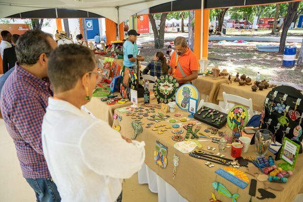 Visitantes en la Feria Nacional de Artesanía.