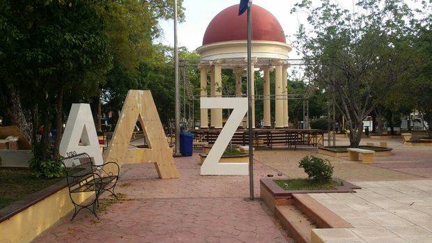 Vista de la entrada del Parque Juan Pablo Duarte de Azua donde se celebra la Feria Regional del Libro.