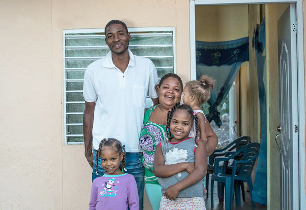 Familia impactada por Hábitat Dominicana.