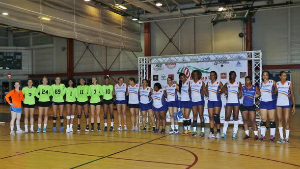 El equipo de voleibol femenino Banreservas junto a uno de sus competidores en el IX Torneo Bameso USA.