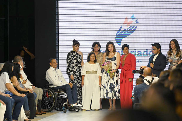 Voluntariado Banreservas se une a otras entidades en el “Desfile por la Inclusión” en el RD Fashion Week 2022