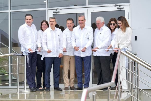 Al centro el presidente de la República Luis Abinader Corona junto a José Mallen, sus hijos de izquierda a derecha José Mallen, Elián, Elias Julia, Víctor Bisono, Maite y Eliam.