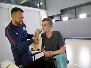 Uno de los jugadores del Manchester City practicando el maquillaje.