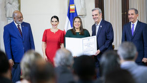 Presidente Abinader y Ministro Fulcar entregan Medalla a la Excelencia Magisterial 2022.