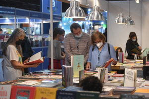 Afirman que las ventas en la Feria del Libro superan a las de años recientes