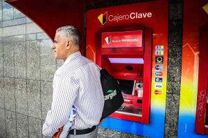 Bancos venezolanos harán apagón electrónico en víspera de reconversión