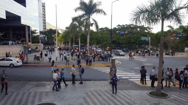 Personas fuera de sus lugares de trabajo luego del temblor