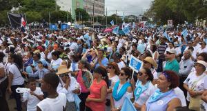 Centenares de dominicanos se manifiestan contra el aborto frente al Congreso