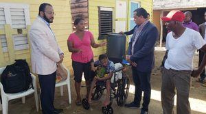 Periodista Salvador Holguín brinda ayuda a niño discapacitado de Haina 