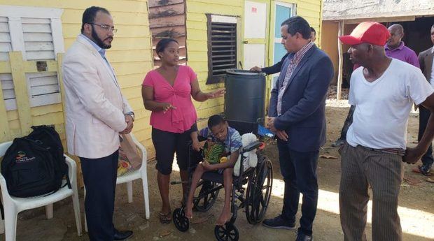 El periodista Salvador Holguín llega como “Santa Claus” donde niño discapacitado de Haina