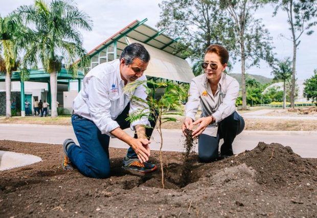 Ministro Jorge Mera destacó las iniciativas desarrolladas por Melba Segura de Gruñón, quienes sembraron árboles en procura de la conservación del medio ambiente.