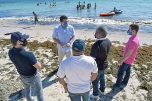 Ministro de Turismo recorre Guayacanes para evaluar situación de la playa