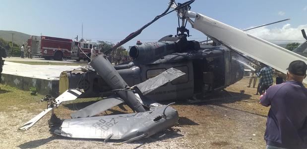 Salen ilesos ocupantes de un helicóptero de la Fuerza aérea accidentado.