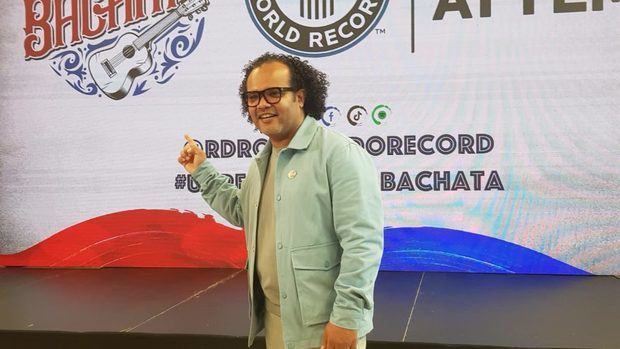 Alberto Zayas cuando anunciaba el proyecto “Un Récord Guinness para la Bachata”. 