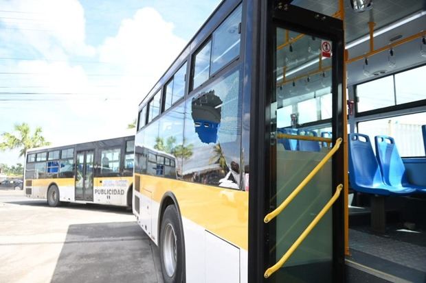 El autobús en el que se desplazaban por la avenida Charles de Gaulle.