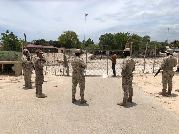 Refuerzan paso fronterizo tras la muerte de un haitiano durante un incidente.