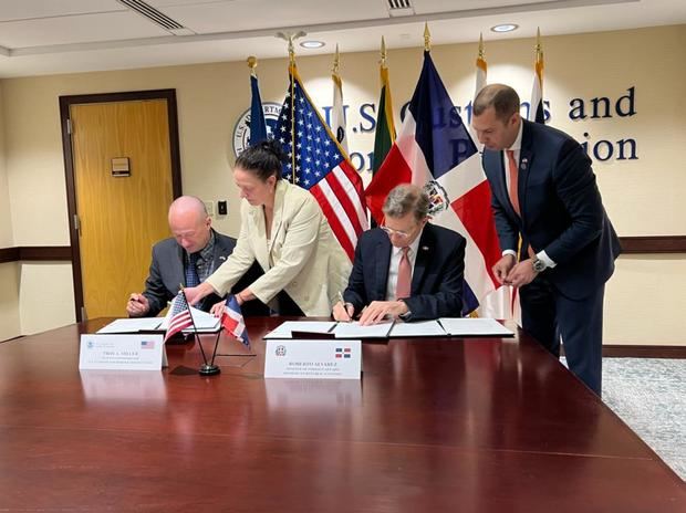 Troy Miller y Roberto Álvarez durante la firma del acuerdo.