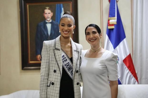 Andreína Martínez junto a la primera Dama Raquel Arbaje.