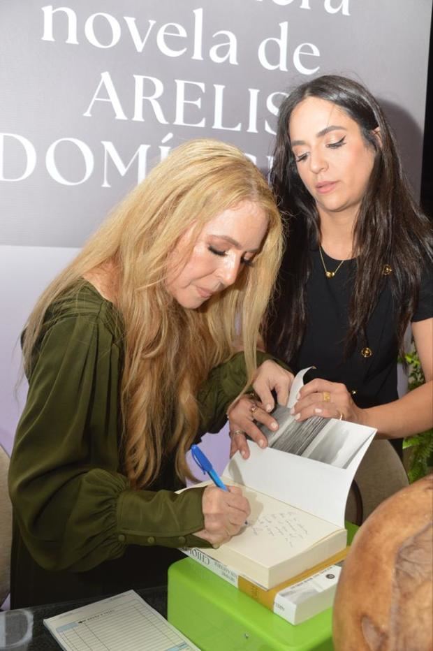 Arelis Domínguez dedica el libro .