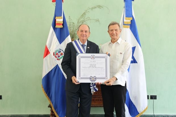 Condecoraciòn al embajador de Israel en el país.