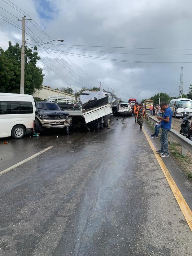 El Sistema Nacional de Atención a Emergencias y Seguridad 911 coordina asistencia tras un accidente de tránsito múltiple.