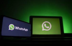Imagen de archivo de dos monitores con el logotipo de WhatsApp.