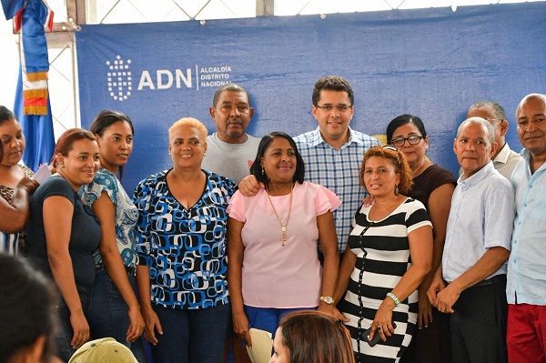 David Collado junto a vecinos de 24 de Abril 