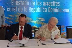 Medio Ambiente y la Red Arrecifal Dominicana firman acuerdo para cuidar costas