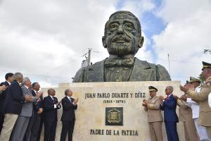 El Presidente Medina encabeza acto de develizamiento de Padres de la Patria y Escudo Nacional